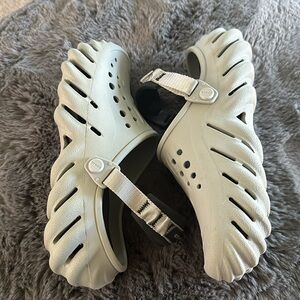 Men’s CROCS echo size 7. Like new.